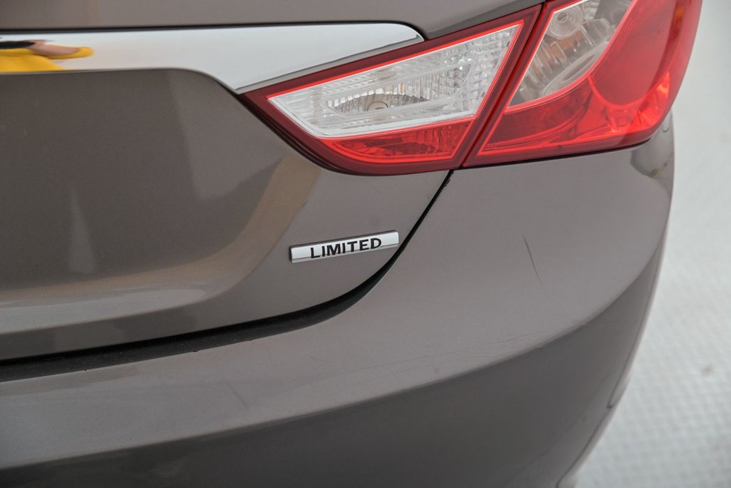 2012 Hyundai Sonata Limited in Brossard, Quebec - 9 - w1024h768px