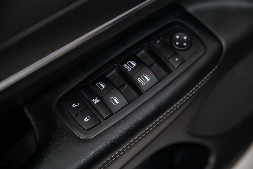 2016 Jeep Grand Cherokee Limited in Brossard, Quebec - 9 - w1024h768px