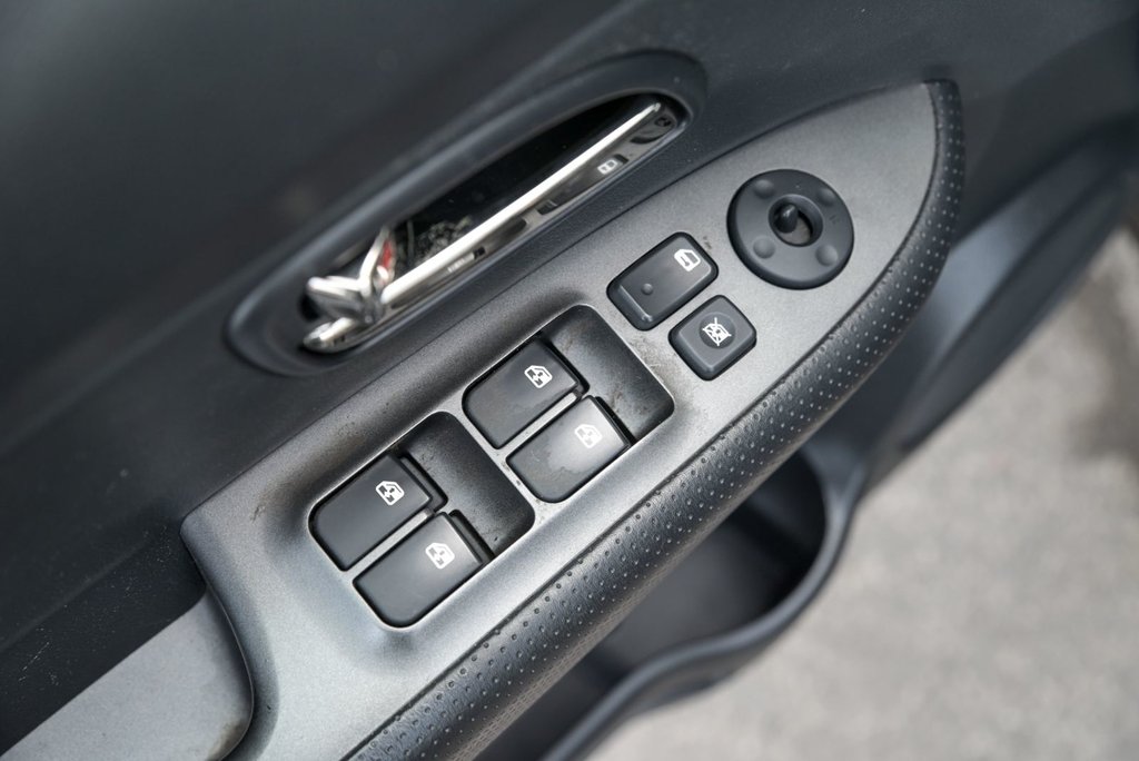 2012 Kia Rondo in Brossard, Quebec - 7 - w1024h768px