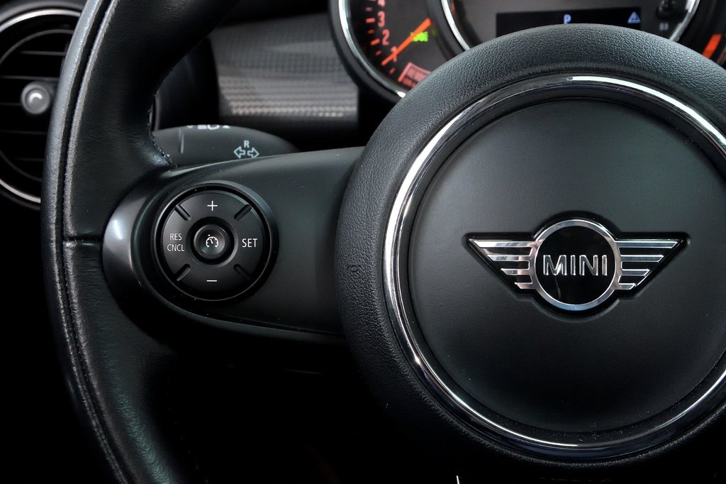 2019 MINI 5 Door Cooper in Brossard, Quebec - 22 - w1024h768px