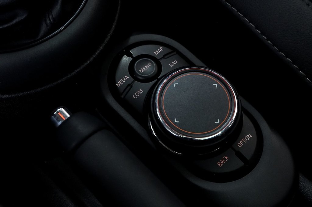 2019 MINI 5 Door Cooper in Brossard, Quebec - 20 - w1024h768px