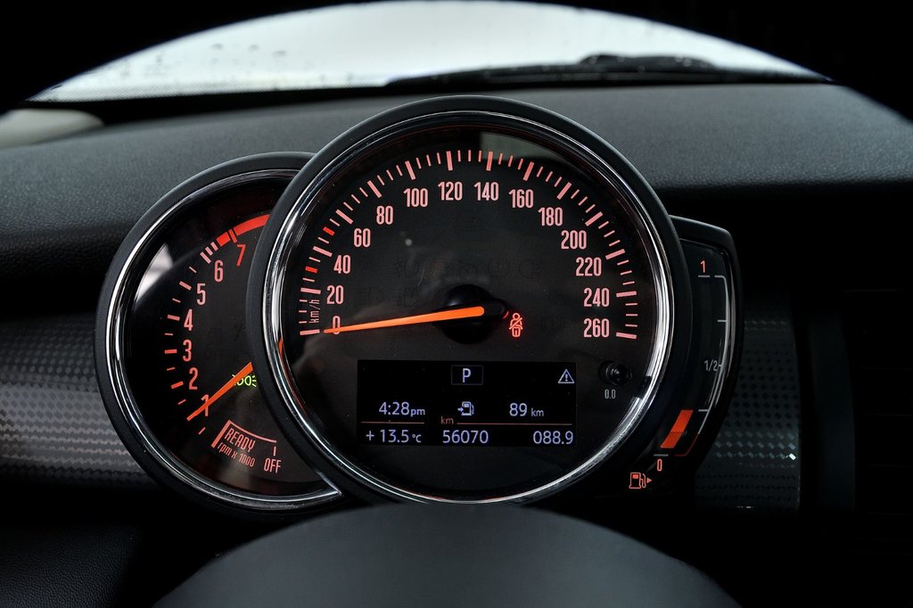 2019 MINI 5 Door Cooper in Brossard, Quebec - 11 - w1024h768px