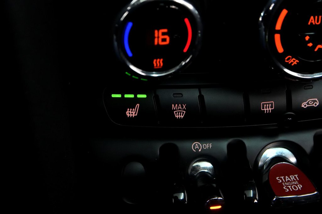 2019 MINI 5 Door Cooper in Brossard, Quebec - 17 - w1024h768px