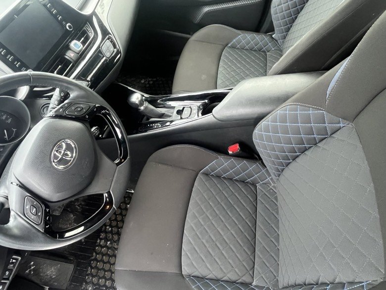 2021 Toyota C-HR XLE PREMIUM in Brossard, Quebec - 8 - w1024h768px