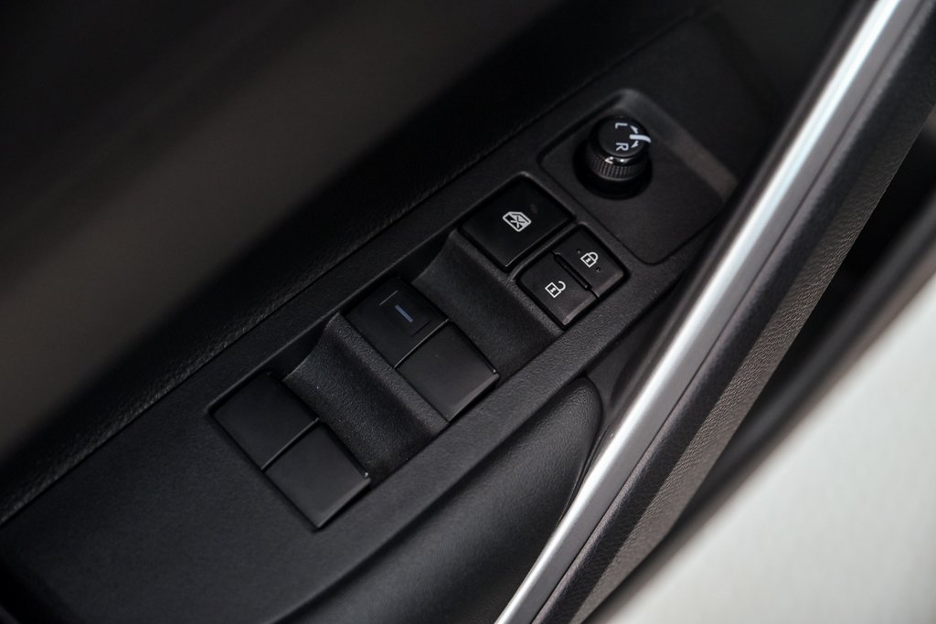 2023 Toyota Corolla Cross LE in Brossard, Quebec - 9 - w1024h768px