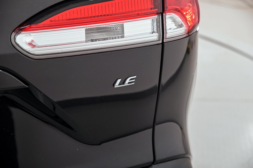2023 Toyota Corolla Cross LE in Brossard, Quebec - 8 - w1024h768px