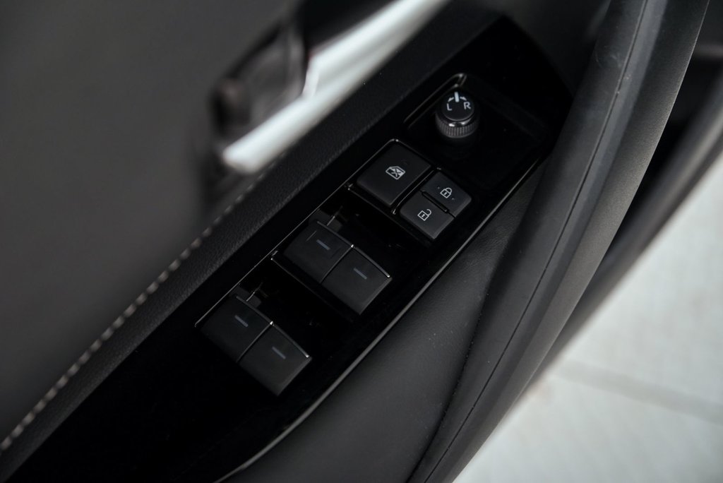 2023 Toyota Corolla Hatchback in Brossard, Quebec - 9 - w1024h768px