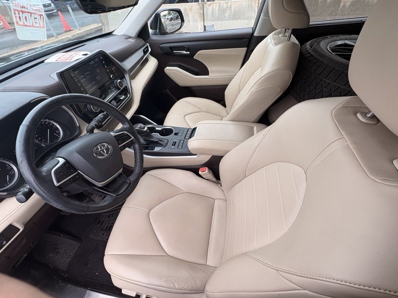2022 Toyota Highlander XLE in Brossard, Quebec - 9 - w1024h768px