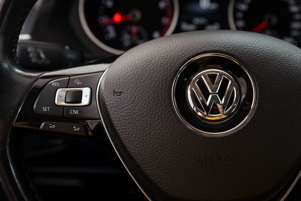 2018 Volkswagen Tiguan Comfortline in Brossard, Quebec - 14 - w1024h768px