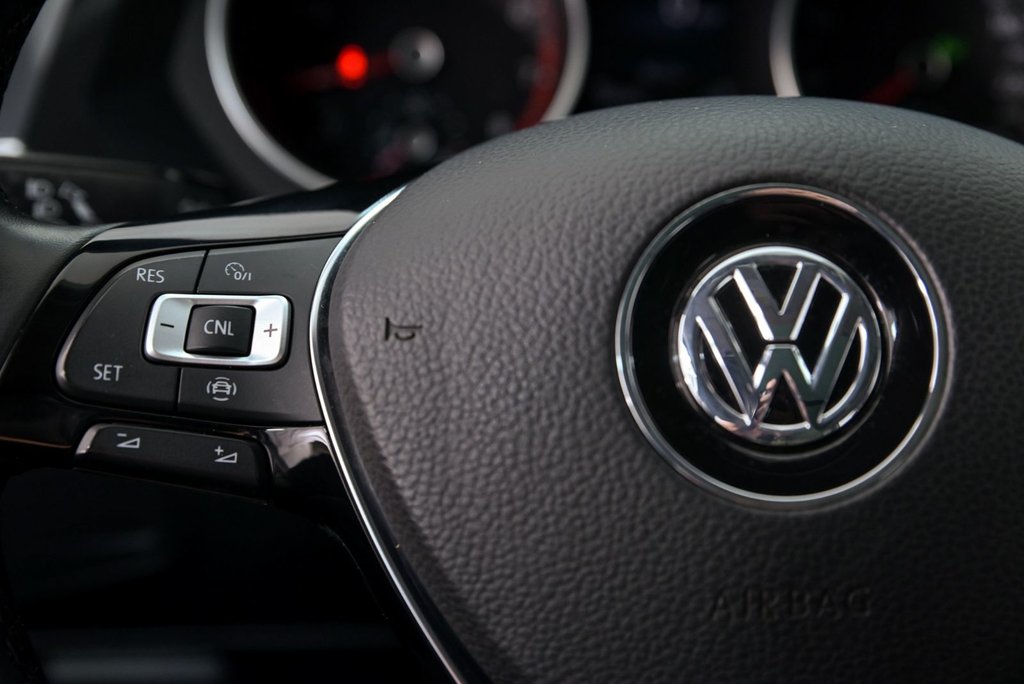 2020 Volkswagen Tiguan in Brossard, Quebec - 15 - w1024h768px