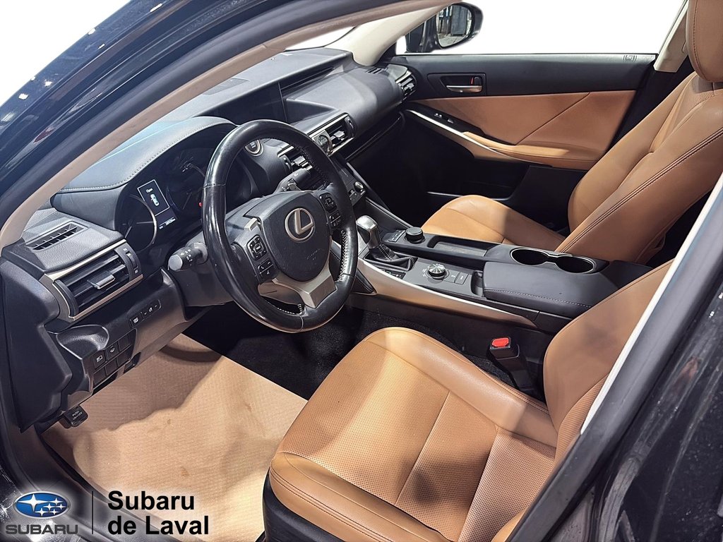 2017 Lexus IS 300 in Laval, Quebec - 10 - w1024h768px