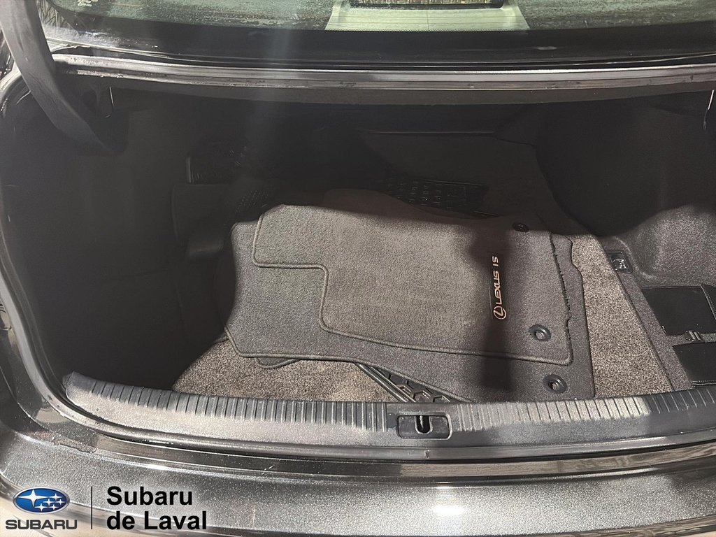 2017 Lexus IS 300 in Laval, Quebec - 14 - w1024h768px