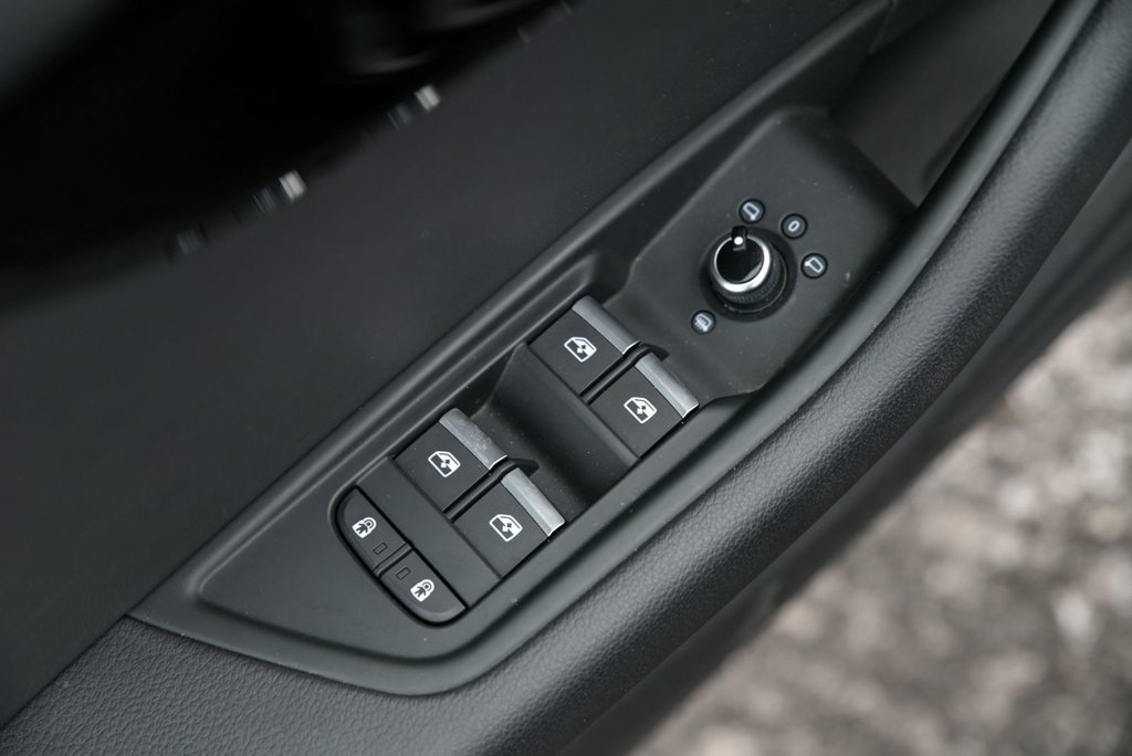 Audi A4 Sedan Komfort, AWD, Cuir Toit ouvrant Mags, Carplay 2024 à Sainte-Julie, Québec - 9 - w1024h768px