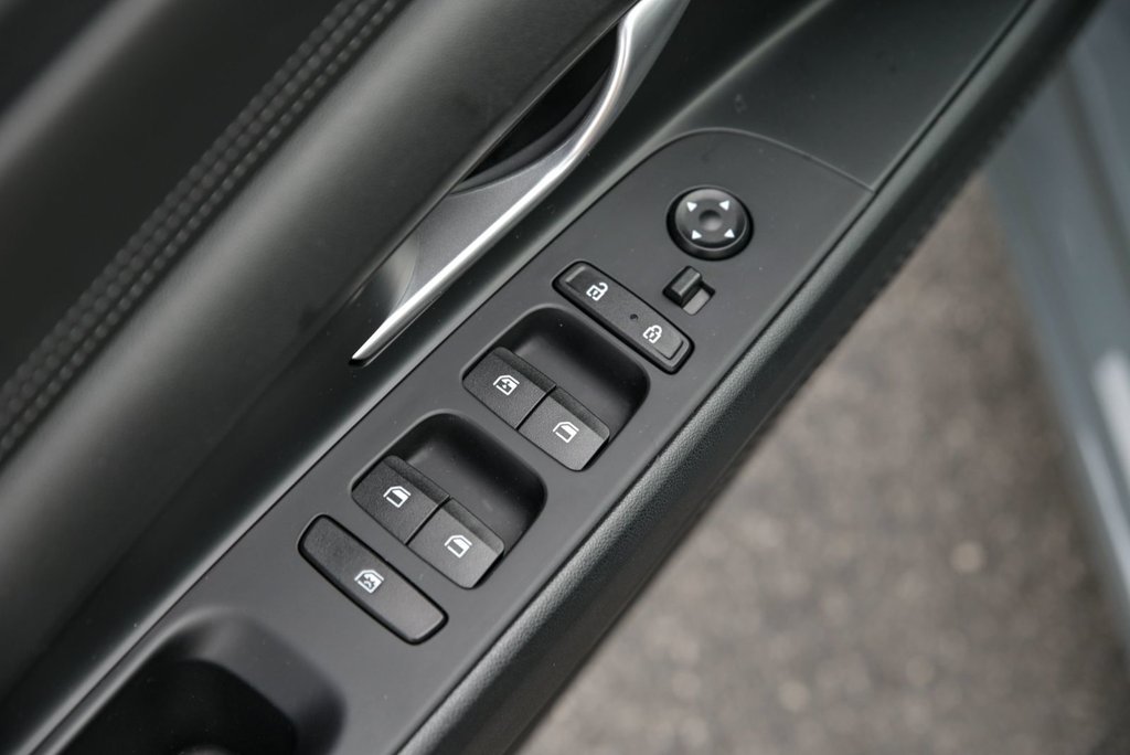 Hyundai Elantra Ultimate, Carplay, Bancs Chauffants 2022 à Sainte-Julie, Québec - 8 - w1024h768px