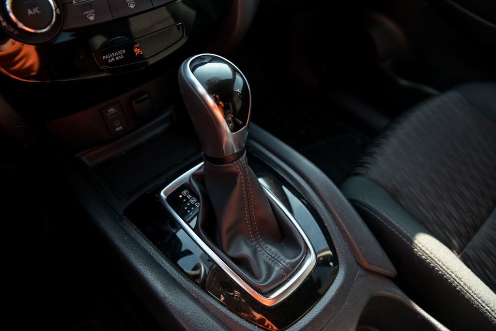 2017 Nissan Rogue S AWD, Siéges Chaffants, Mode Sport in Sainte-Julie, Quebec - 17 - w1024h768px