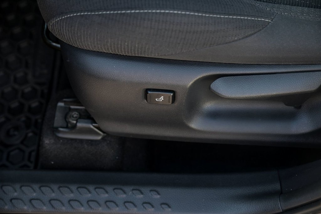 Toyota C-HR XLE Sièges chauffants Bluetooth Caméra de recul 2019 à Sainte-Julie, Québec - 10 - w1024h768px