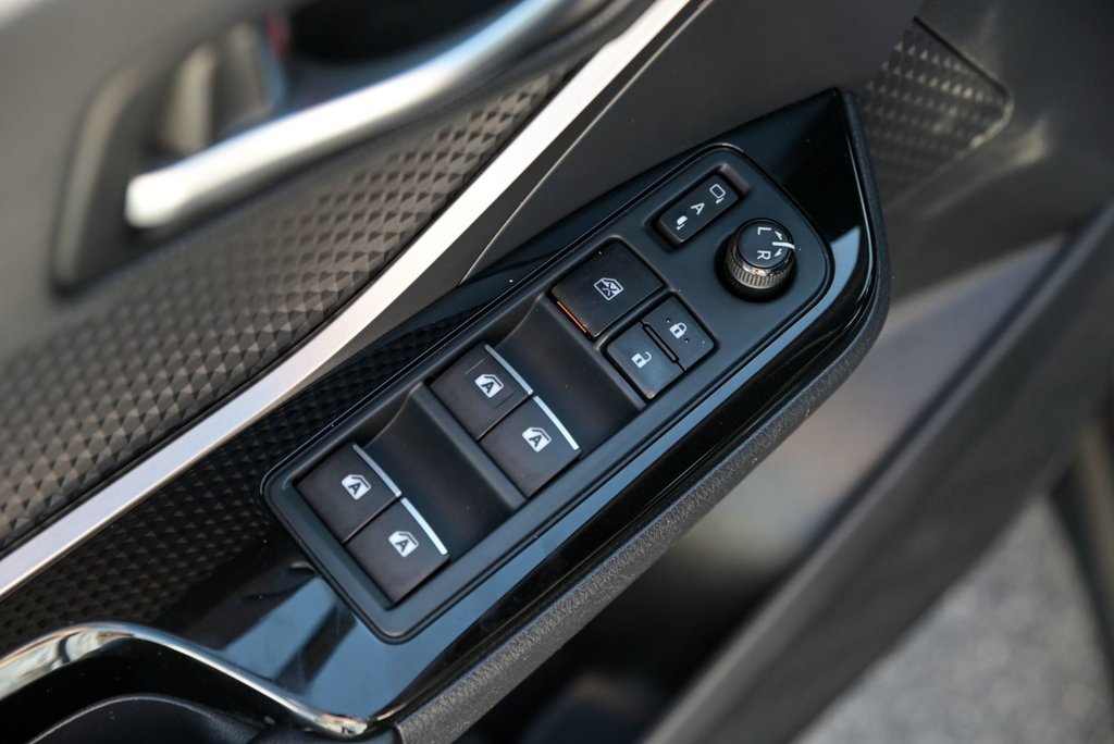 Toyota C-HR XLE Sièges chauffants Bluetooth Caméra de recul 2019 à Sainte-Julie, Québec - 8 - w1024h768px