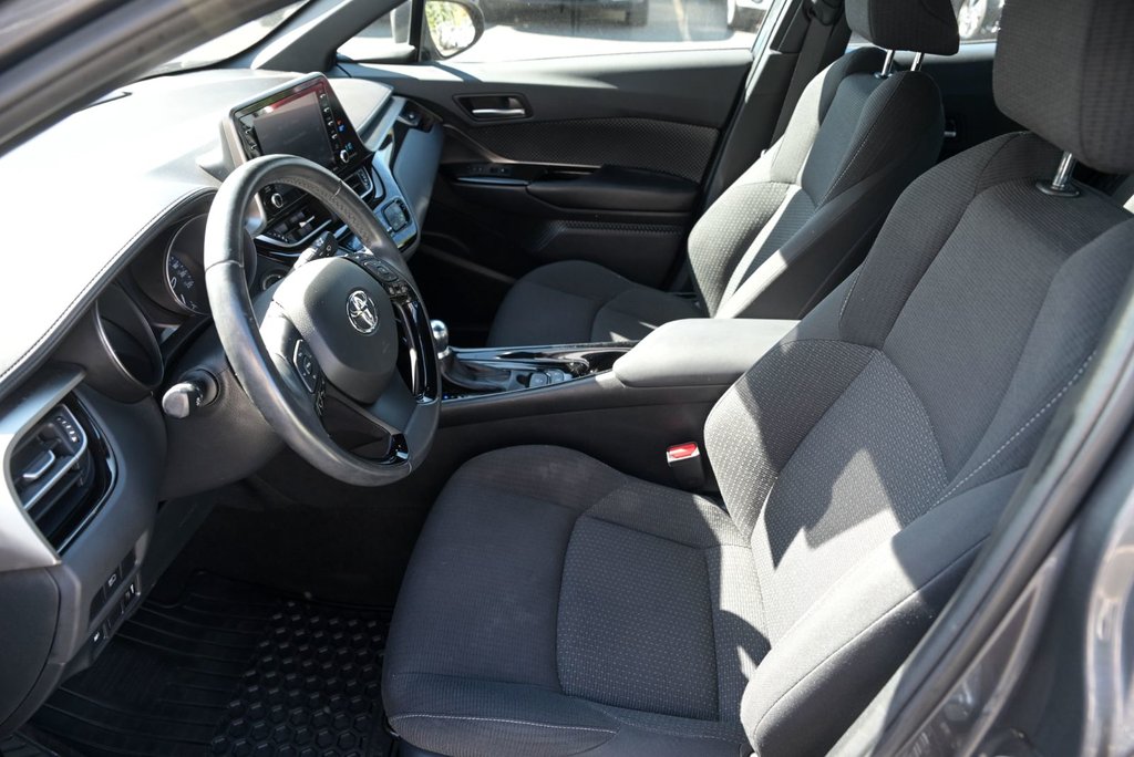 Toyota C-HR XLE Sièges chauffants Bluetooth Caméra de recul 2019 à Sainte-Julie, Québec - 9 - w1024h768px