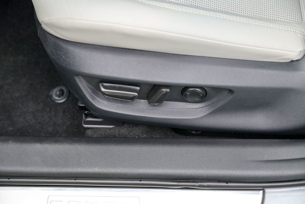 Toyota Camry XLE,Carplay, Bancs Chauffants 2025 à Sainte-Julie, Québec - 11 - w1024h768px