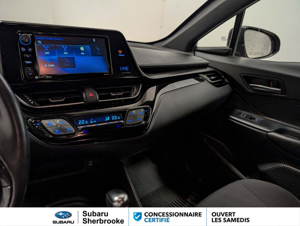 2018 Toyota C-HR XLE in Sherbrooke, Quebec - 9 - w1024h768px
