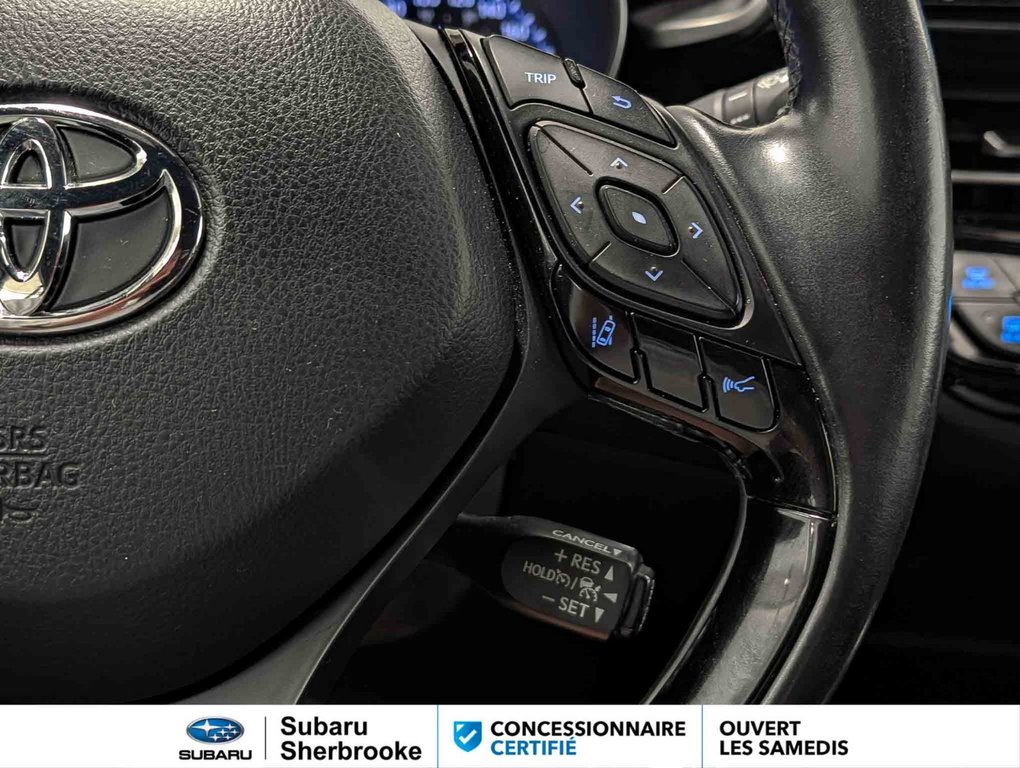 2018 Toyota C-HR XLE in Sherbrooke, Quebec - 10 - w1024h768px