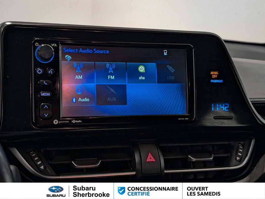 2018 Toyota C-HR XLE in Sherbrooke, Quebec - 12 - w1024h768px