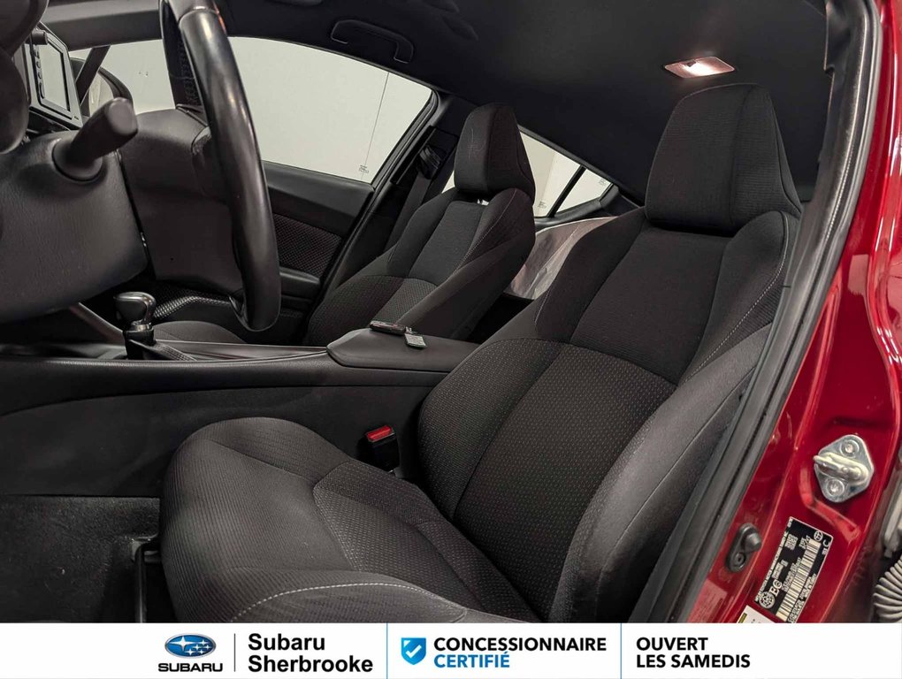 2018 Toyota C-HR XLE in Sherbrooke, Quebec - 8 - w1024h768px