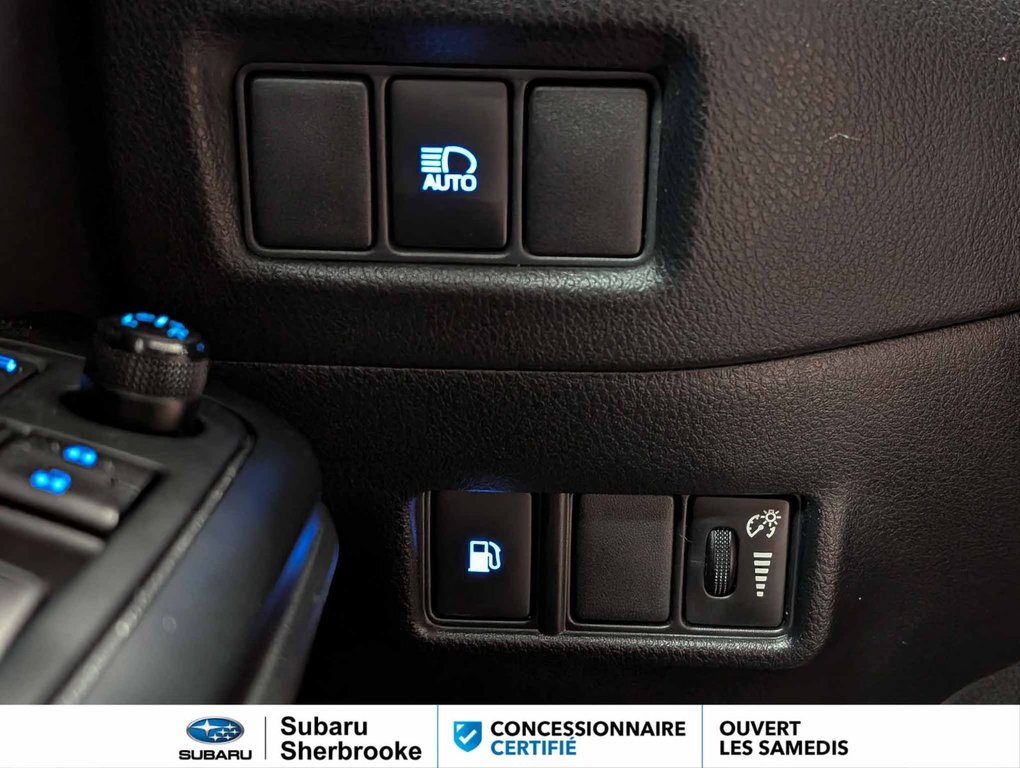 2018 Toyota C-HR XLE in Sherbrooke, Quebec - 11 - w1024h768px