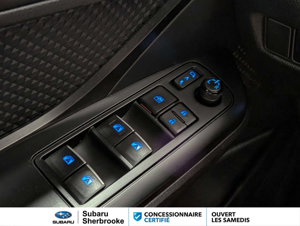 2018 Toyota C-HR XLE in Sherbrooke, Quebec - 15 - w1024h768px