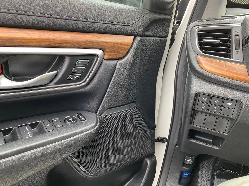 2017 Honda CR-V Touring in Kamloops, British Columbia - 17 - w1024h768px