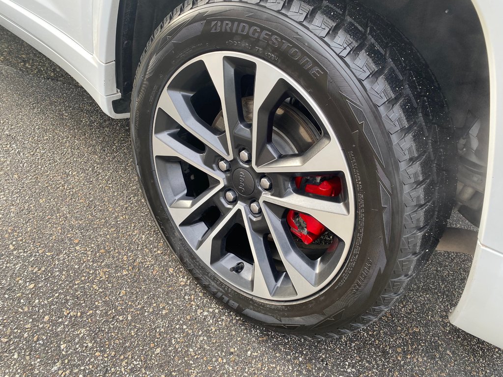 2022 Jeep Grand Cherokee L Overland in Kamloops, British Columbia - 9 - w1024h768px