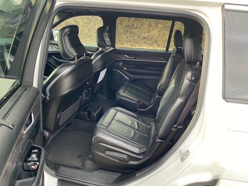 2022 Jeep Grand Cherokee L Overland in Kamloops, British Columbia - 11 - w1024h768px