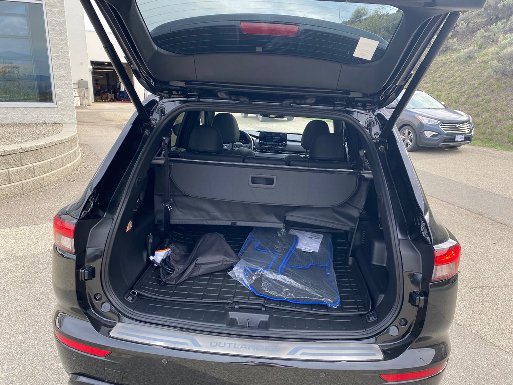 2025 Mitsubishi Outlander Plug-In Hybrid SEL in Kamloops, British Columbia - 8 - w1024h768px
