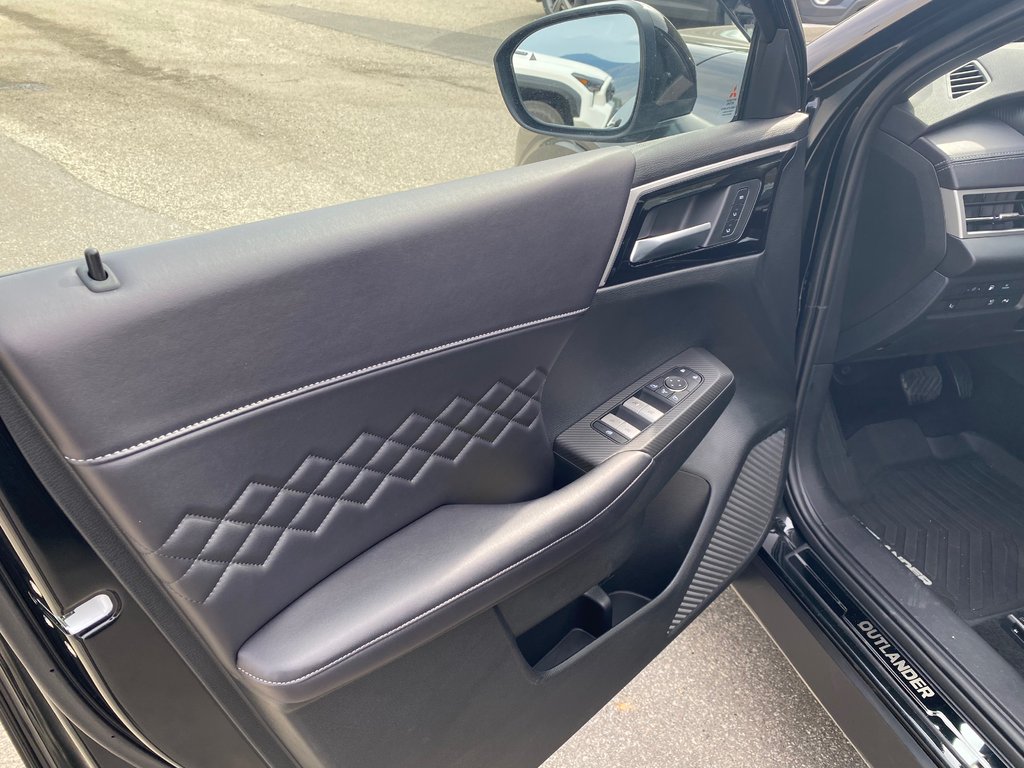 2025 Mitsubishi Outlander Plug-In Hybrid SEL in Kamloops, British Columbia - 10 - w1024h768px