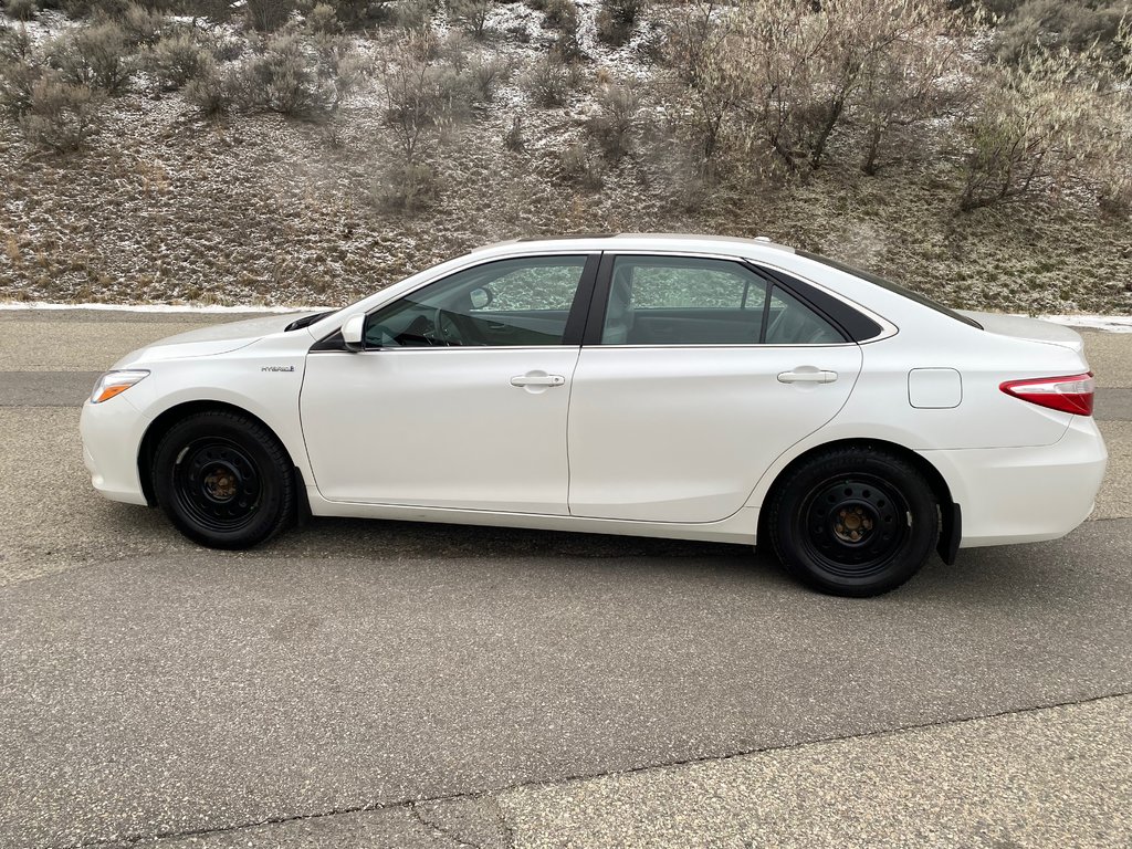 2017 Toyota Camry Hybrid XLE in Kamloops, British Columbia - 6 - w1024h768px