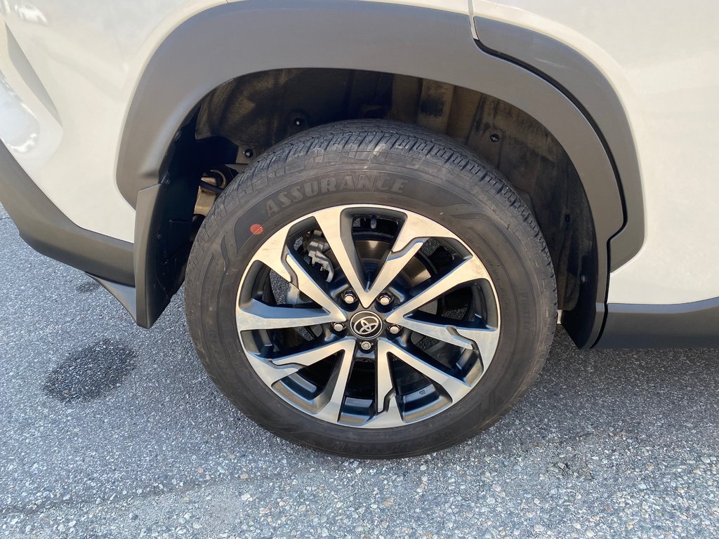 2023 Toyota COROLLA CROSS XLE in Kamloops, British Columbia - 8 - w1024h768px