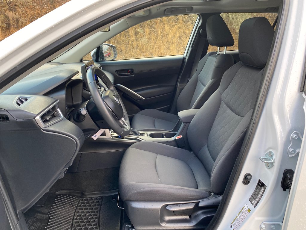 2024 Toyota Corolla Cross LE Premium in Kamloops, British Columbia - 14 - w1024h768px