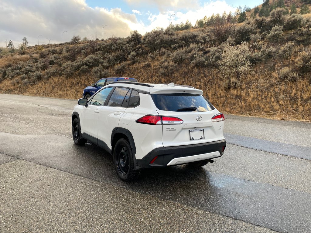 2024 Toyota Corolla Cross LE Premium in Kamloops, British Columbia - 5 - w1024h768px