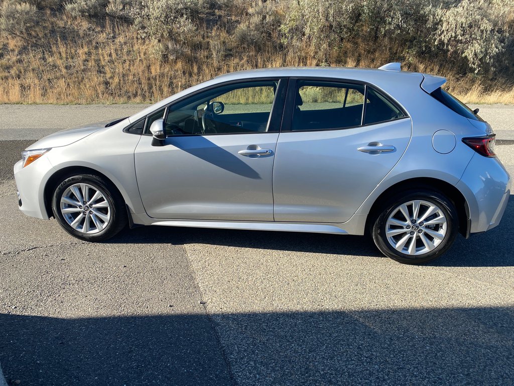 2024 Toyota Corolla Hatchback SE in Kamloops, British Columbia - 8 - w1024h768px