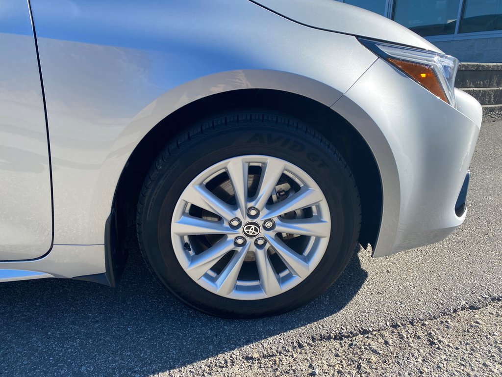2024 Toyota Corolla Hatchback SE in Kamloops, British Columbia - 3 - w1024h768px