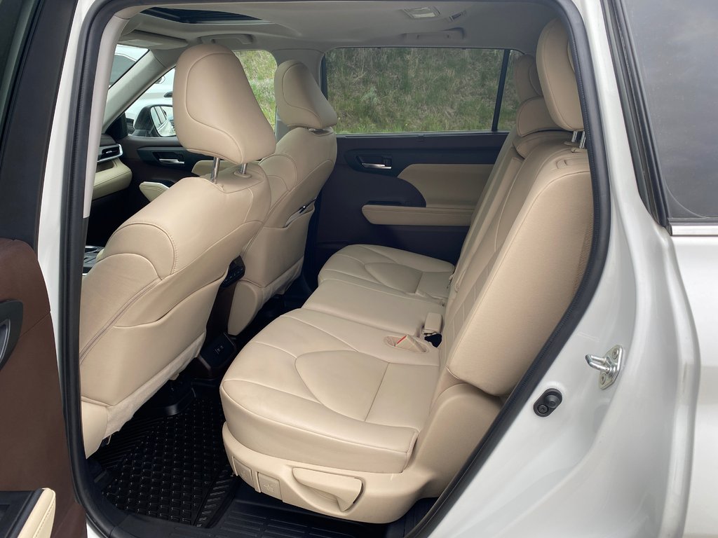 2020 Toyota Highlander XLE in Kamloops, British Columbia - 11 - w1024h768px