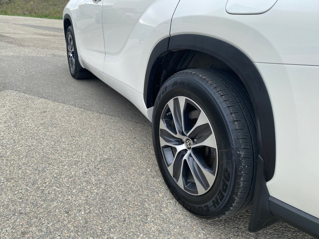 2020 Toyota Highlander XLE in Kamloops, British Columbia - 10 - w1024h768px