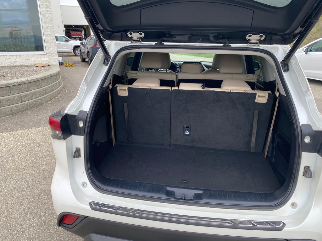 2020 Toyota Highlander XLE in Kamloops, British Columbia - 14 - w1024h768px