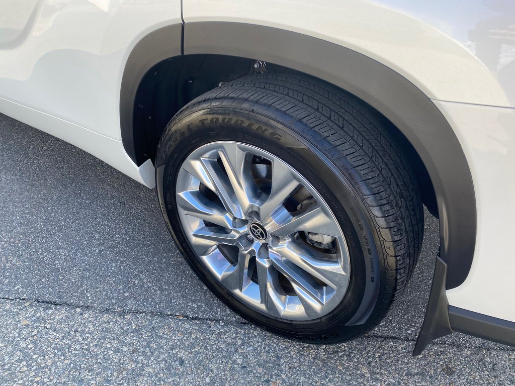 2022 Toyota Highlander Limited in Kamloops, British Columbia - 9 - w1024h768px