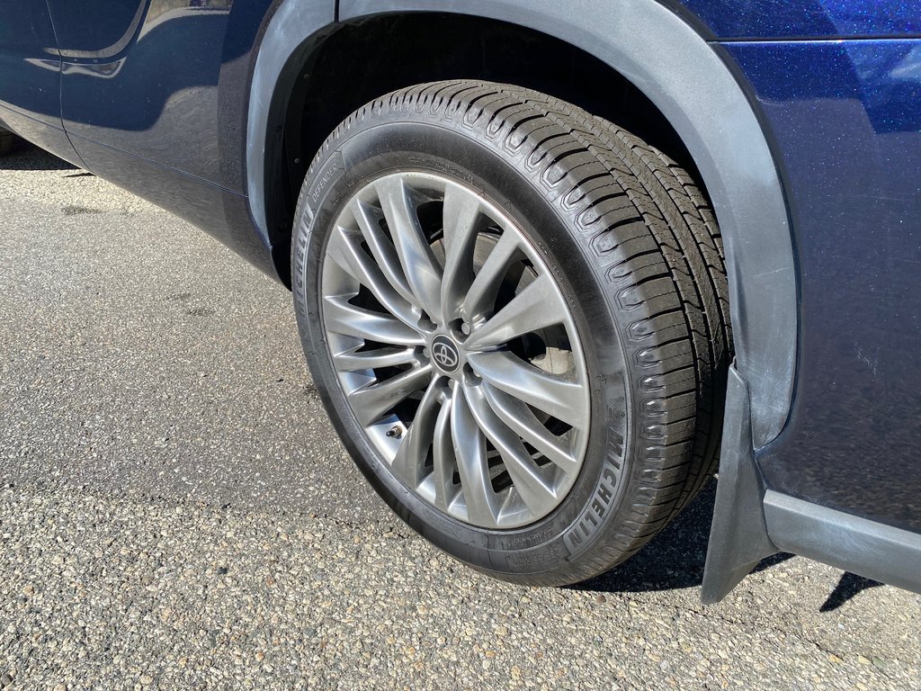 2022 Toyota Highlander Limited in Kamloops, British Columbia - 10 - w1024h768px