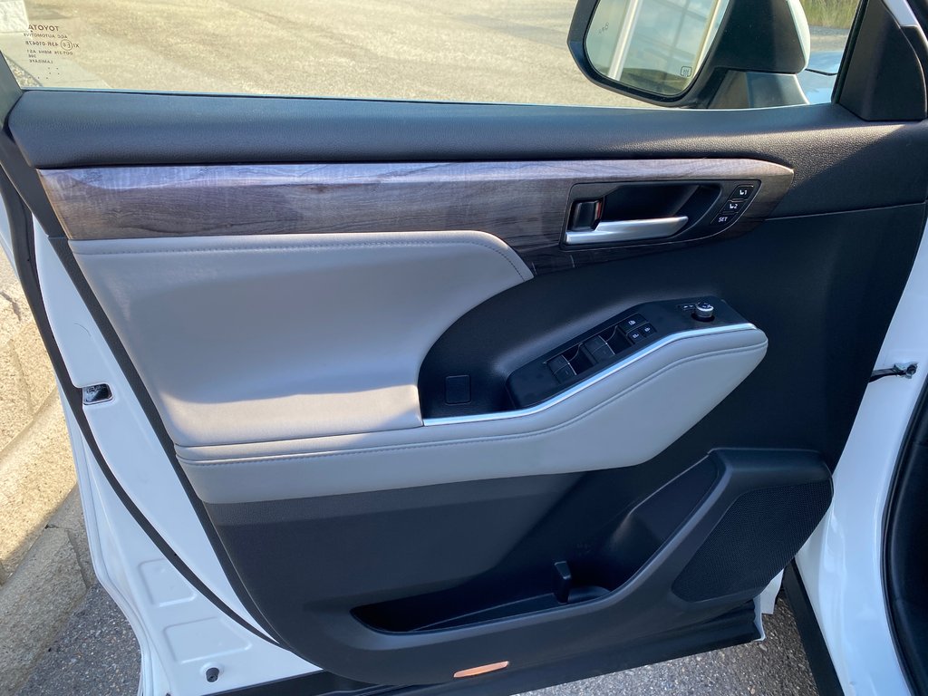 2023 Toyota Highlander Hybrid Limited in Kamloops, British Columbia - 9 - w1024h768px