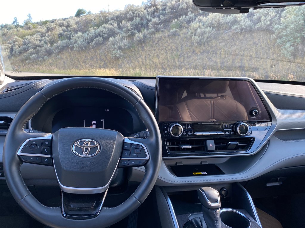 2023 Toyota Highlander Hybrid Limited in Kamloops, British Columbia - 10 - w1024h768px