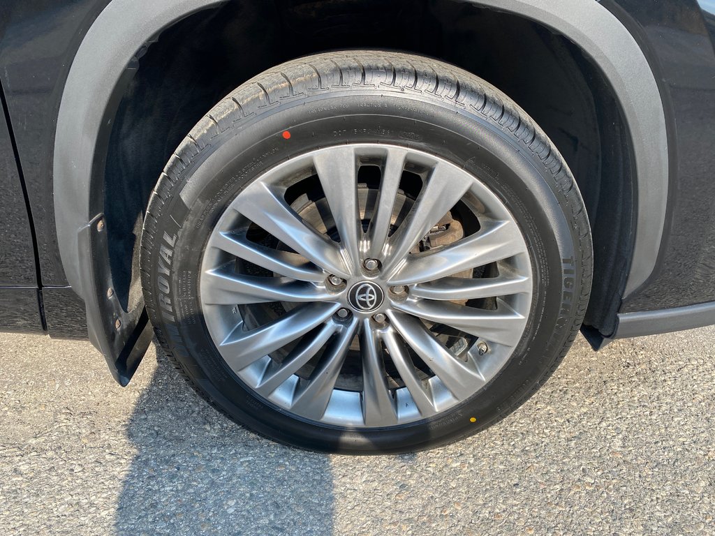 2023 Toyota Highlander Platinum in Kamloops, British Columbia - 2 - w1024h768px