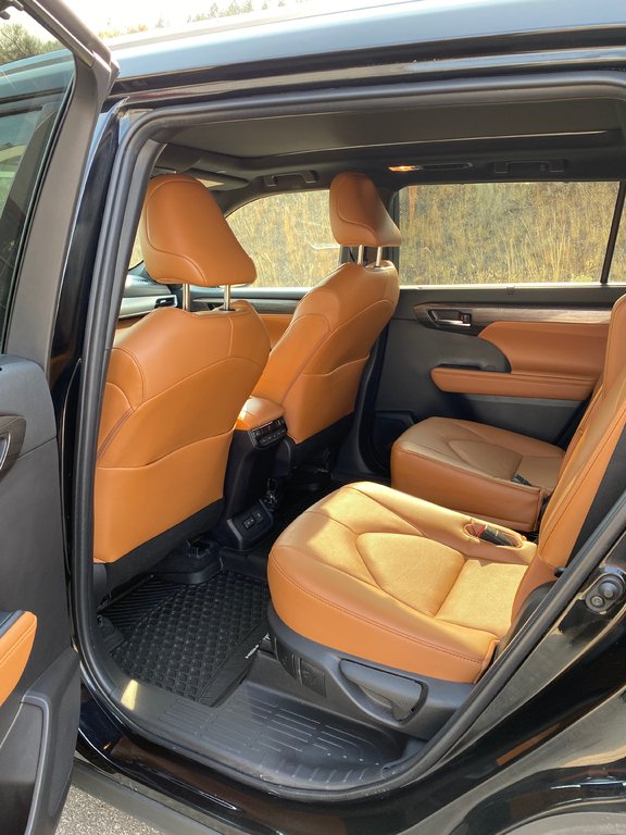 2023 Toyota Highlander Platinum in Kamloops, British Columbia - 9 - w1024h768px