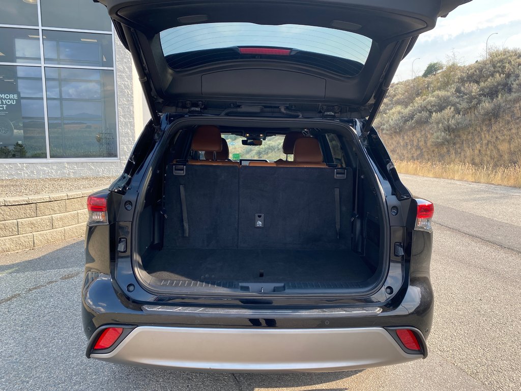 2023 Toyota Highlander Platinum in Kamloops, British Columbia - 7 - w1024h768px
